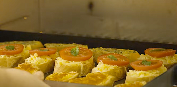 烤箱上火預熱220度，將三色麵包片烤3-5分鐘，取出後依不同顏色交錯擺盤即成。