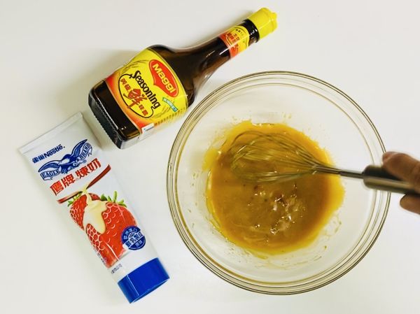 麻奶醬製作方法：
將鷹牌煉乳、美極鮮味露、鵝油麻辣醬、芝麻油、蒜泥攪拌均勻。