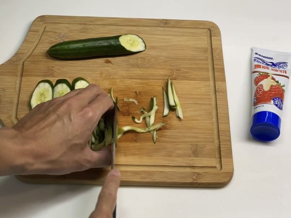 將小黃瓜切絲後，放入冰箱冰陣。