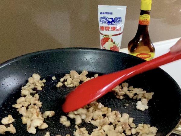 將美極鮮味露及白胡椒粉加入肉燥中炒熟。