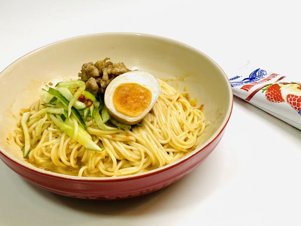 把麵加入麻奶醬中拌勻，並放上小黃瓜、肉燥及糖心蛋，好吃的台式麻奶麵就完成了！