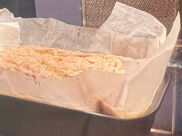 直接放进烤箱，不用搅拌牛油和面糊哦！
180度烤大概40 -45分钟。