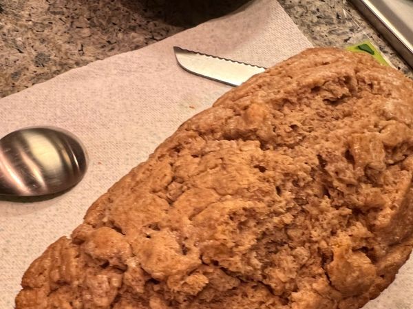 表面看起来金黄微微裂开就对了，可以出炉放凉然后切片啦！

不要看他现在丑丑的，切片了看还是美美哒😗