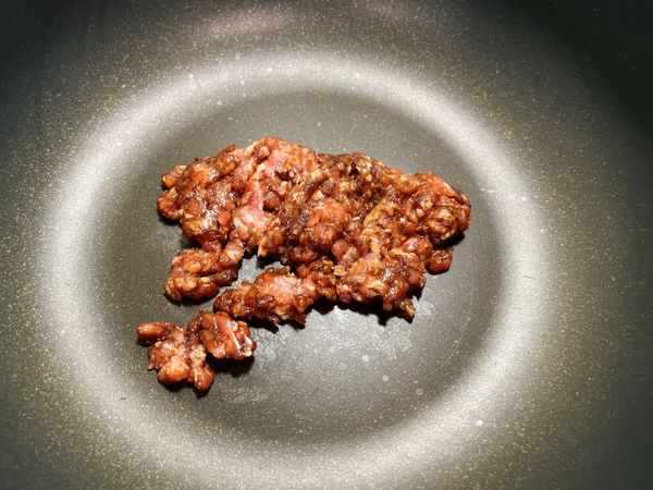 熱油鍋先炒絞肉，半熟後盛起備用