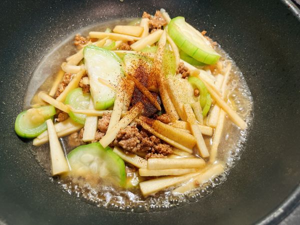 加入100ml白開水和安食小品的柴魚粉、黑豆油膏調味