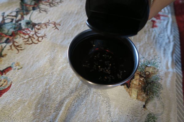 加入芝麻粒和蔥備用