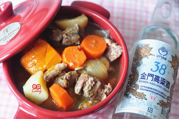 高粱也被稱為「白酒原料之王」 。 金門島上絕佳的水質、空氣、氣候及原料四大天然釀酒條件。金門高梁酒承襲古法技術所製造，因『清澈透明、質地純浄、芳香濃郁』而著名。