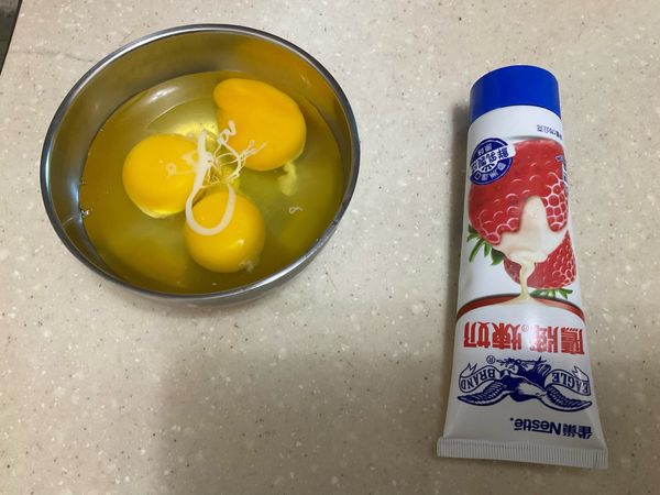 備料備好，蛋液淋上煉乳攪拌均勻