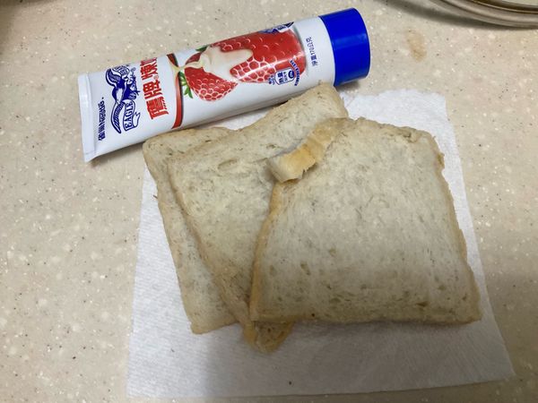 吐司略烤2分鐘，放入豬肉及蛋，再撒一點胡椒粉和肉鬆即可完成