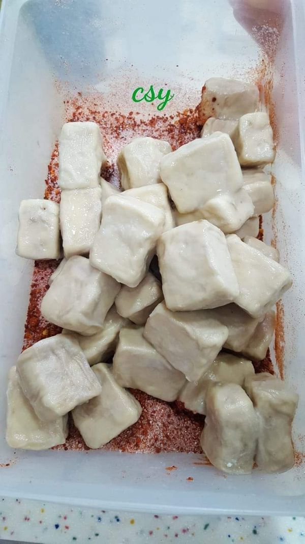 倒入已經出水的毛豆腐