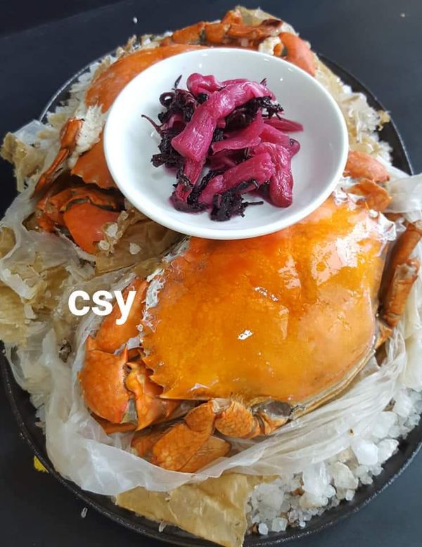 也可以做鹽焗的方式，鹽巴要先炒過，用紙包起來下去焗30到40分鐘