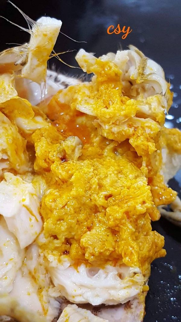 油滋滋的蟹黃看起來真是可口，不要轉過頭了時間大概30分鐘就可以了，如果不確定有沒有收那一根鐵叉子插進去中心看是不是很燙，如果很燙就是熟了