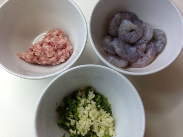 備料。蝦仁先用紙巾吸乾水份，蔥和蒜切末。