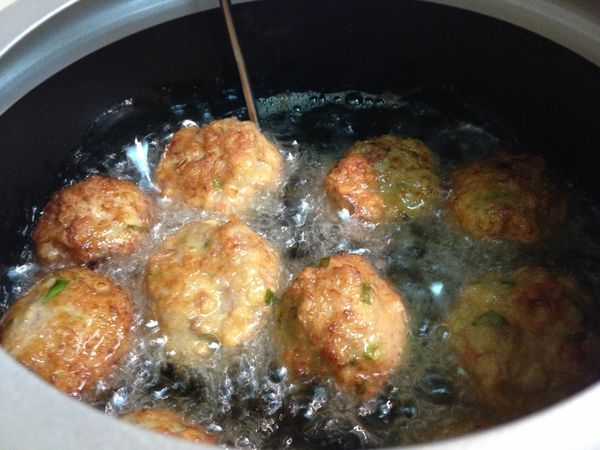 用手捏成丸子狀並輕輕在手掌內左右甩打後下油鍋。油溫大約150度炸到表面金黃香酥起鍋前轉大火逼油就完成嚕。