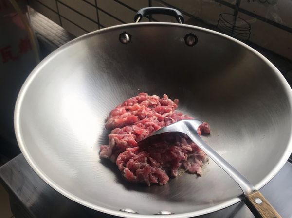 梅花豬切絲，熱油下鍋大火快炒