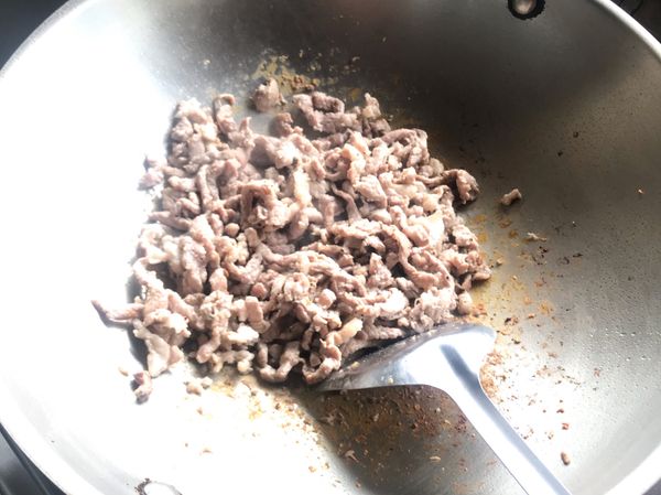 炒至外表半熟，盛出