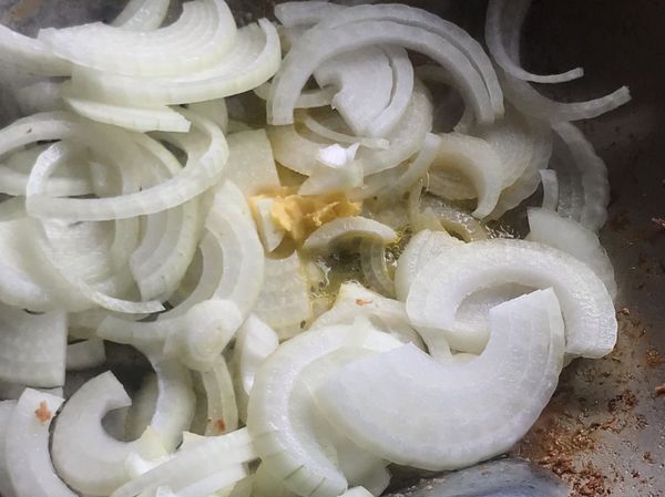 下洋蔥加奶油小火炒軟