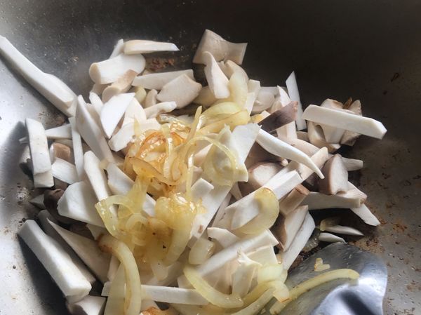 放杏鮑菇中小火炒至微軟