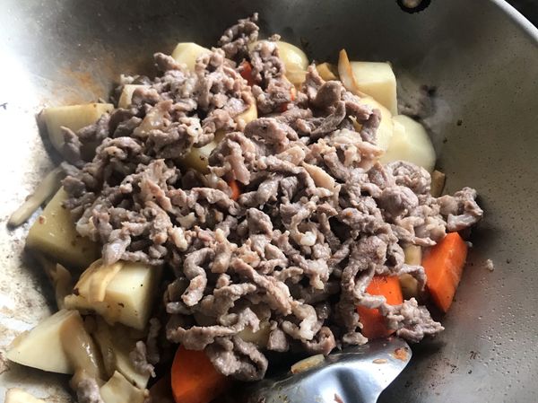 下馬鈴薯，紅蘿蔔，肉絲，中小火炒均勻