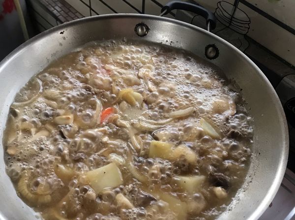 加水淹過食材平行即可，蓋鍋大火煮滾後轉小火15分