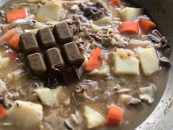 加入咖哩塊，巧克力片，小火慢煮攪拌至完全融化