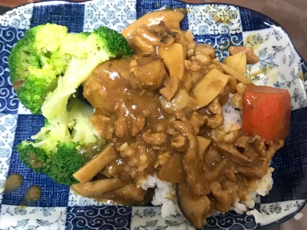 可燙個青花菜還有玉米筍，跟飯盛起放涼，淋上剛起鍋的咖哩，吃起來不燙口，完成✅