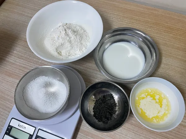 奶油先隔水加熱融化，
麵粉、糖粉、小蘇打粉、鹽都先量好