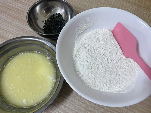 把乾粉類全部混合，
奶油先加到牛奶裡降溫，再倒入乾粉中