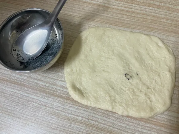 ·把芝麻粉揉入麵糰，可視情況補一點點牛奶（不超過5克）維持麵糰濕度
·此時可以先準備預熱烤箱