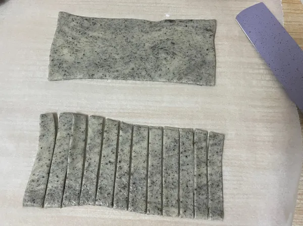 ·麵糰長約30寬約18-20公分
·切成約1公分寬度
·短一點比較好操作