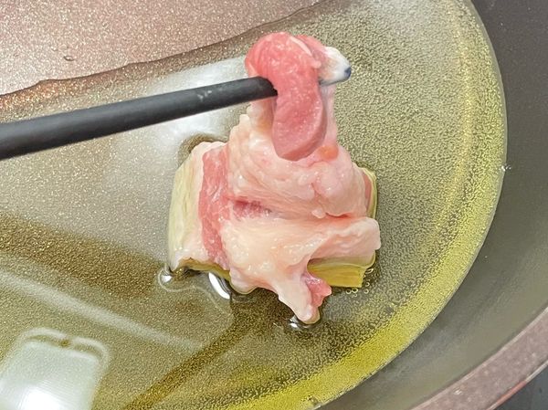 先油炸皮、肥油的部分，注意只要皮跟肥油就好，炸到瘦肉會變硬
小撇步：可拿筷子當竹籤，如圖