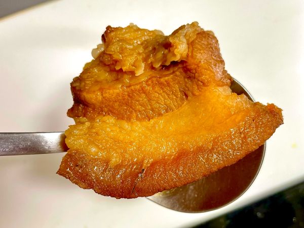 接下來就可以開始滷肉了
將全部的肉丟到鍋子裡
米酒三湯匙、味林三湯匙、醬油快蓋過肉即可（可自己在調）、水一碗半、 薑片一些些、糖一點點，滾了之後開小火燜煮20-30分鐘就好囉