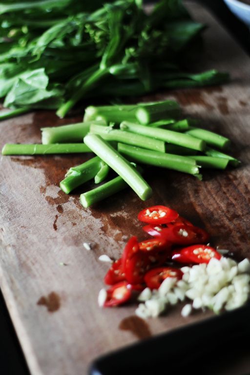 把芥藍的莖和葉分開來切段備用。