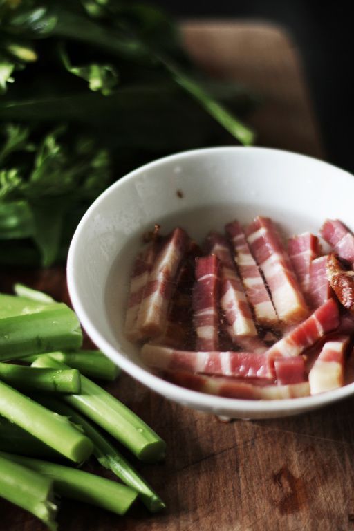 臘肉切片或切絲後泡在水裡備用（約1/2杯），稍微稀釋鹹味。