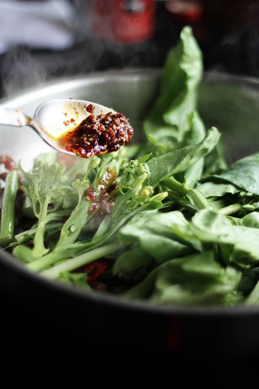 接著依照自己喜好加調味料如鹽、蠔油等，起鍋前拌入伊莉莎白辣醬即可。