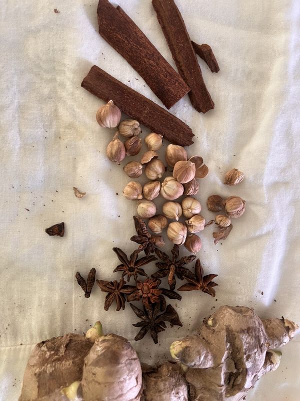 滾水放入薑片、桂皮、荳蔻、八角等香料，沸騰後，轉小火繼續煮15分鐘。