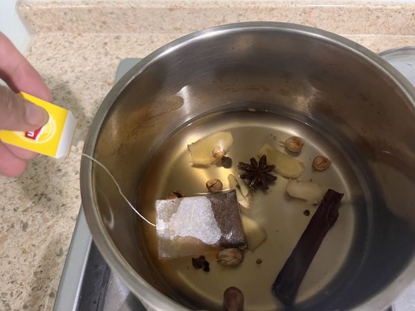 關火，加入紅茶茶包，悶1分鐘。