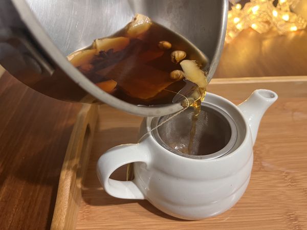 過濾掉茶葉與香料。