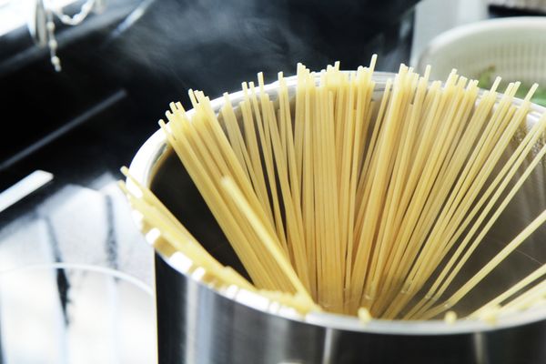 備一鍋沸水，灑一大把鹽巴之後，把麵放下去煮，依照包裝上的烹調時間減1-2分鐘。