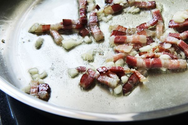 另起一鍋，下點橄欖油加熱後，把臘肉和蒜頭放進去，用中小火把臘肉的油脂炒成透明狀。臘肉盡量到傳統市場買會比超市的好吃。