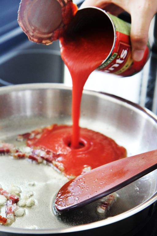 加入蕃茄泥、鹽巴和糖，用中火煮至滾沸後，把火轉小燉煮約5分鐘。