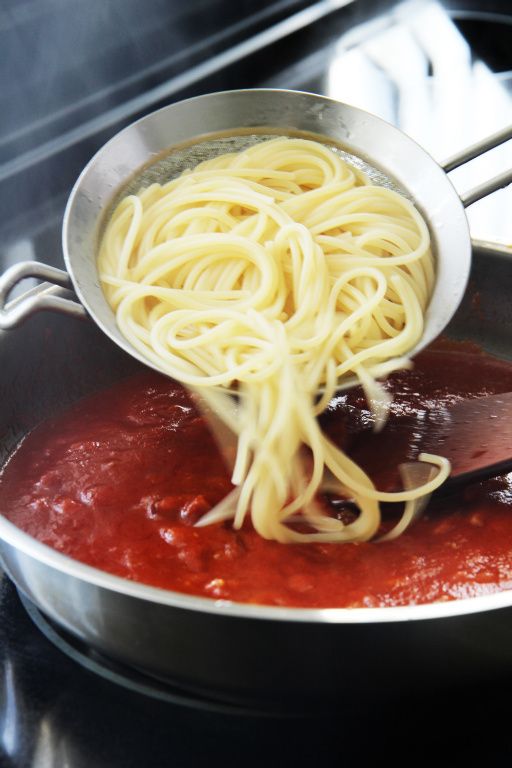 麵煮好後瀝乾，拌入步騶4的番茄辣醬，並加入少許的煮麵水，用中火加熱至麵條把醬汁都吸收進去了。