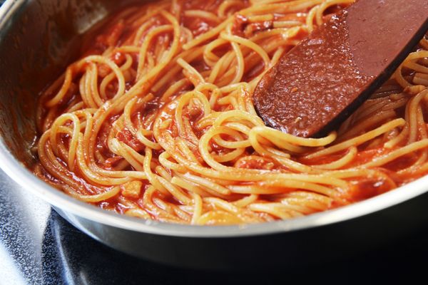 熄火前試一下味道，上桌時搭配羅勒裝飾。