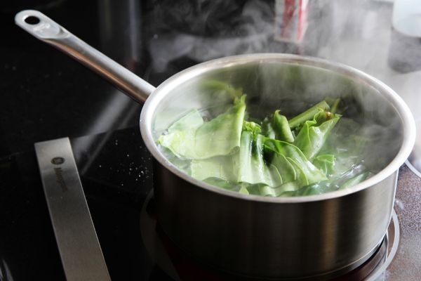 小魚乾和豆豉泡水10 分鐘後瀝乾備用；將山蘇洗淨後，去掉硬梗，分頭尾對半切。