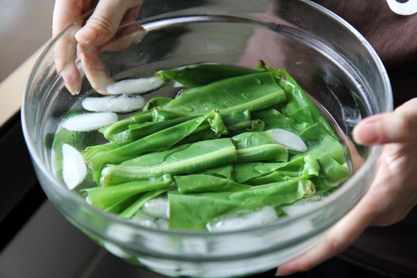 煮水，放一撮鹽巴後，先放入山蘇頭川燙1分鐘，再放入山蘇尾川燙30秒，撈起後泡冰水阻斷加熱過程後備用。