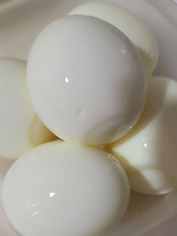 醬汁材料（醬油4匙.無糖黑咖啡3匙.米酒2匙.胡椒粉2匙.糖1匙.蒜泥1匙）混合小火煮滾.放置全涼.水加2匙鹽1匙白醋.放蛋煮.要不停用筷子小心翻滾.至水滾7分鐘後撈出放冰水再去殼