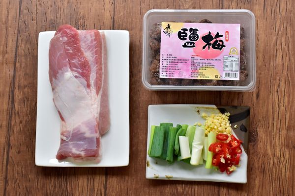 備料：將蒜頭切末、青蔥跟辣椒切段，拿出梅問屋鹽梅4顆備用。