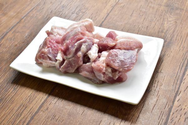 將300g五花肉切塊備用。