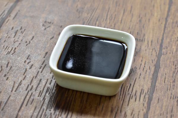 調製醬料：將米酒1小匙、醬油40cc、糖1大匙調勻備用。