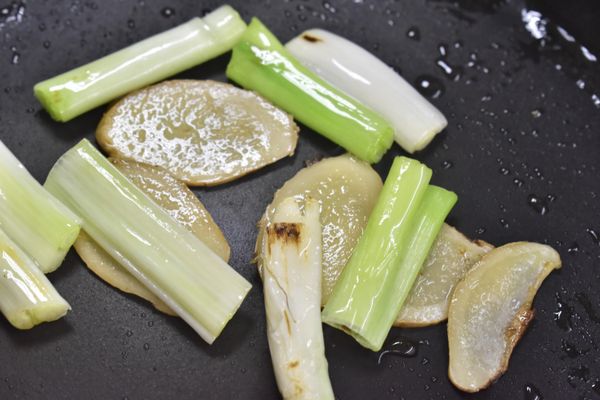 將薑片、蔥白及蒜末下熱鍋炒香。